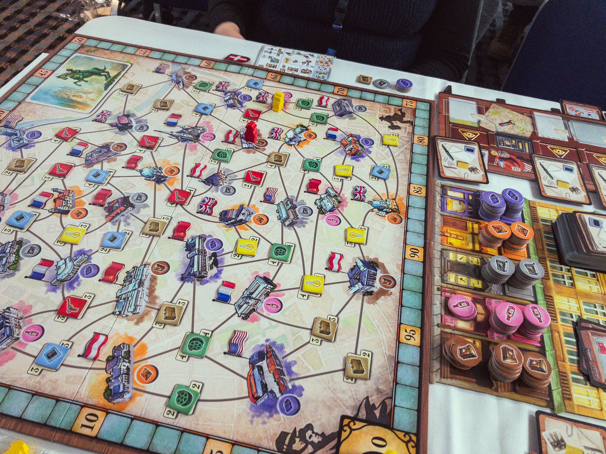 evilfrog83's tweet photo. #Gridcon day 1, y’a de la place, des jeux, des gens qui mangent des beans et des burgers en jouant 😱
Quelques jeux joués :
- Vienna (Queen Games) 😍
Très sympa, même en mode basique (réimplantation de La Isla). Le mode avancé va plus loin dans la réflexion.
#j2s #boardgames https://t.co/c95x6HSVSQ