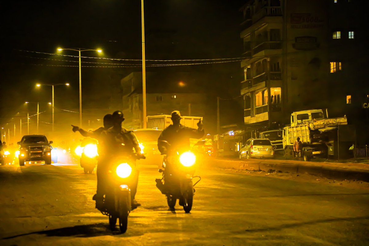 A force d’attendre un ami au carrefour je me suis mis à photographier tout ce qui bougeait .

Rester sur le côté á observer tout ce concert de vrombissements des véhicules m’émerveillait a telle point que je finis par prendre ma petite caméra 🎥 pour donner vie à mon imagination.