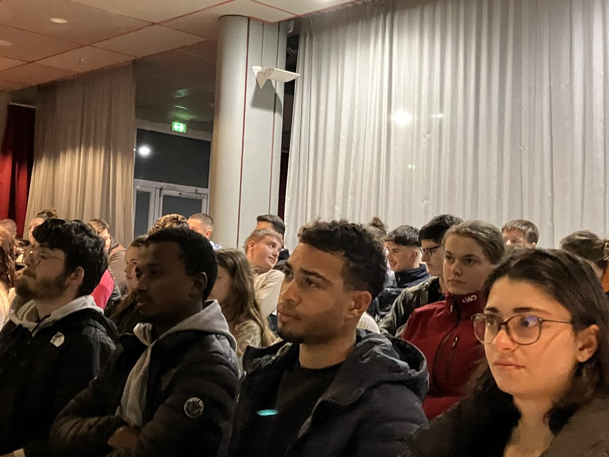 Très belle soirée organisée par le territoire pilote installation /transmission de Vie et Boulogne et les jeunes de l'école des <a href="/Etablieres/">Groupe_Etablieres</a> .
L'installation /transmission reste un dossier partagé et important pour tous les acteurs de nos territoires.
Bravo pour cette initiative.
