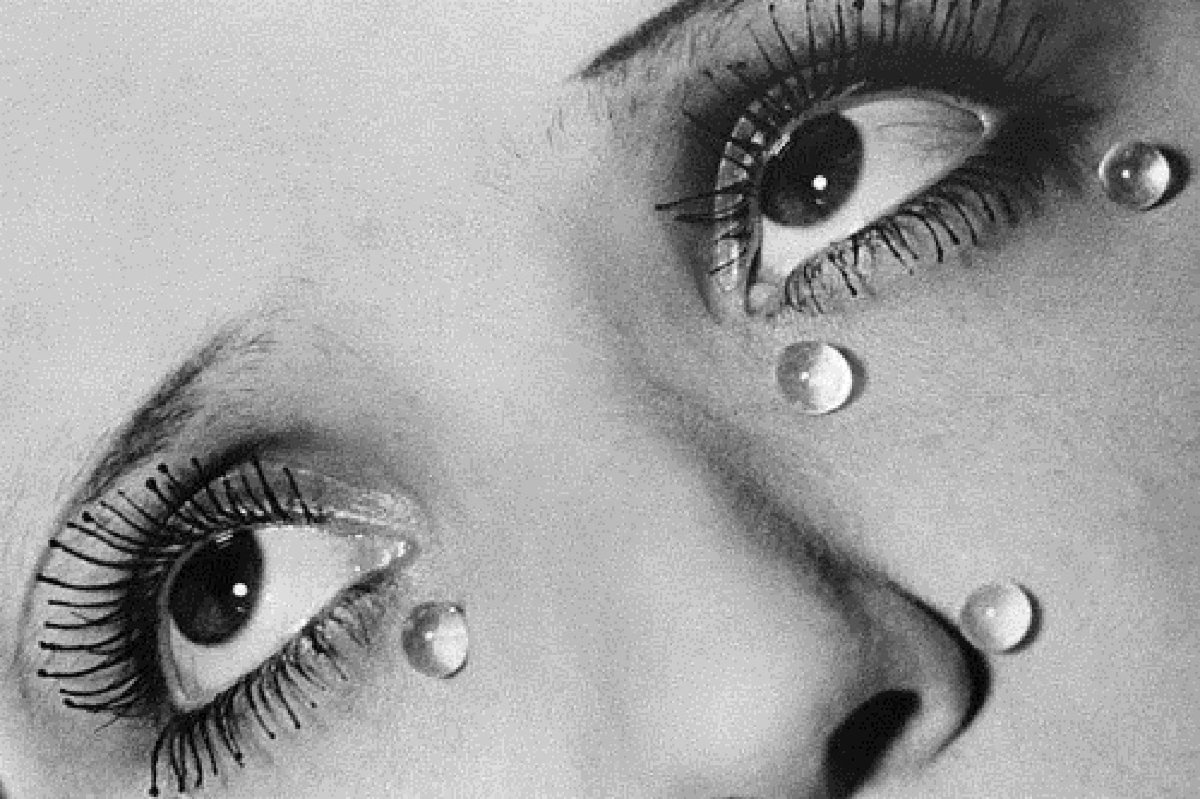 “I do not photograph nature. I photograph my visions.”

Dada and Surrealist artist Man Ray died #OnThisDay in 1976.

Image: ‘Glass Tears’, (1932)