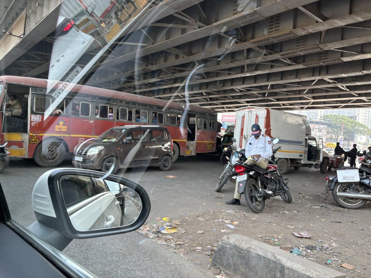 PRITAMBHANU28's tweet photo. Bhiwandi Kalyan bypass traffic jam and traffic police busy in reading newspaper ⁦@ThaneCityPolice⁩ ⁦@mieknathshinde⁩ https://t.co/l5ooHTPxA6
