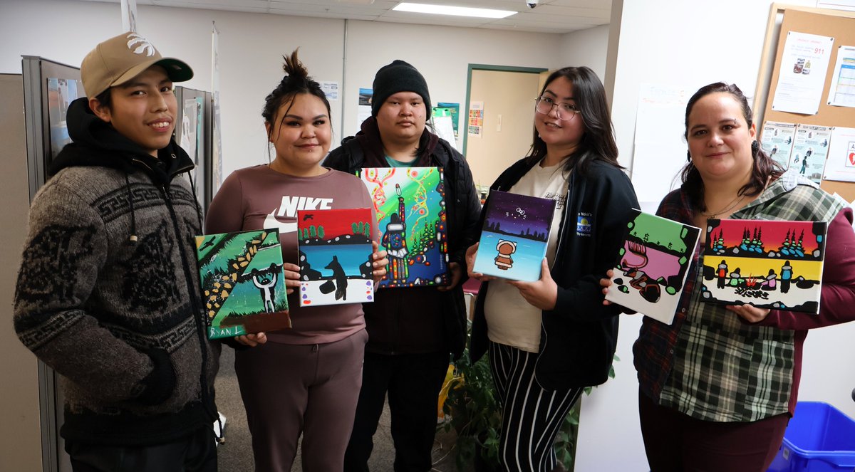 Sous la supervision de l'artiste Déné John Rombough, les jeunes du Yess Program ont créé des toiles flamboyantes et harmonieuses.

********
Under the supervision of Dene artist John Rombough, participants of the Yess Program created flamboyant and harmonious canvases.