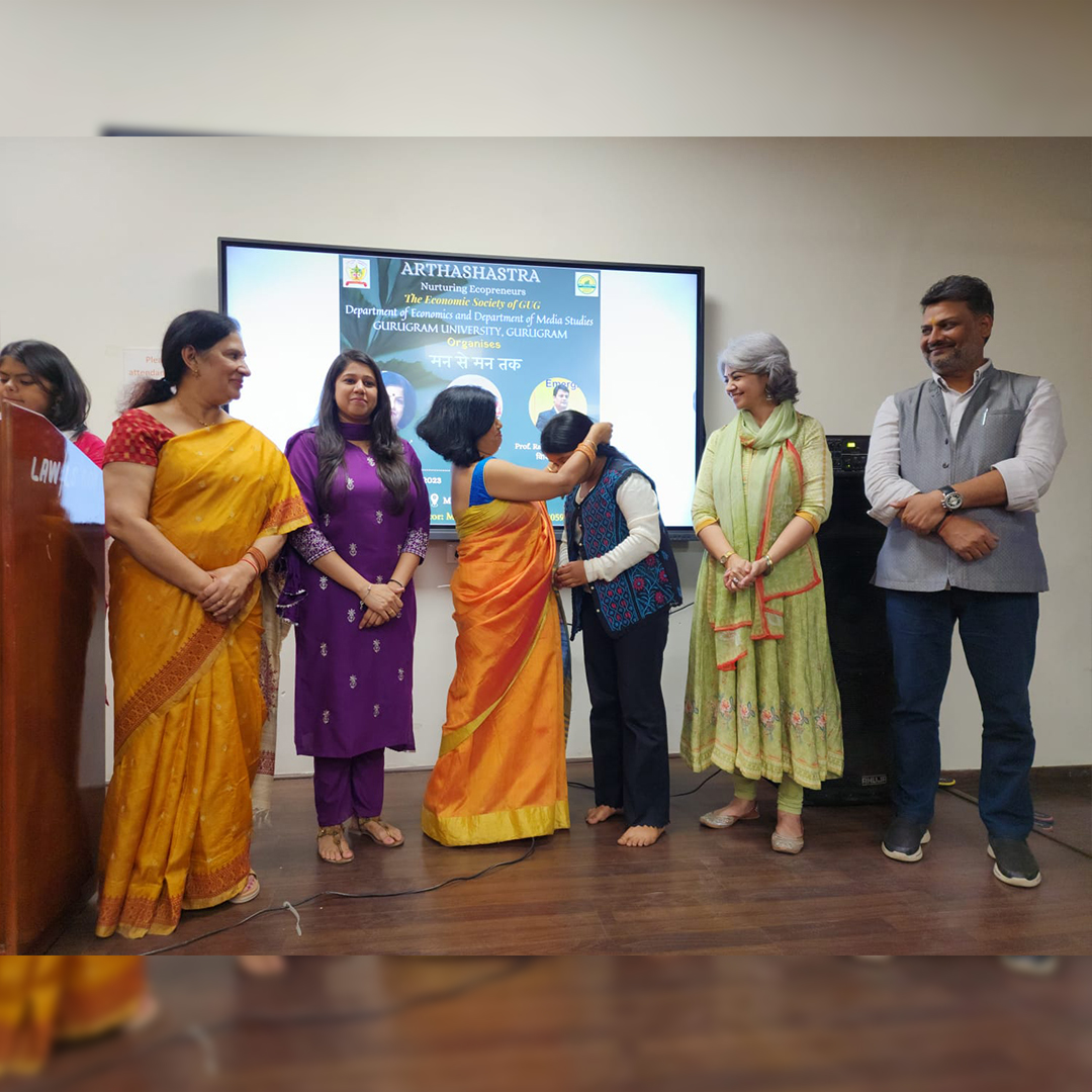 MediaStudiesggu's tweet photo. मीडिया अध्ययन विभाग एवं अर्थशास्त्र विभाग द्वारा काव्य गोष्ठी 'मन से मन तक' का आयोजन। मीडिया अध्ययन विभाग की एनिमेशन लैब 'सृजन' में अयोजित गोष्ठी में आमंत्रित कवियित्री डॉ. बबिता किरण और मीडिया व अर्थशास्त्र विभाग के विद्यार्थियों और अध्यापकों ने काव्य पाठ किया।
@gurugramuniver1 https://t.co/QLUCZ80ATJ