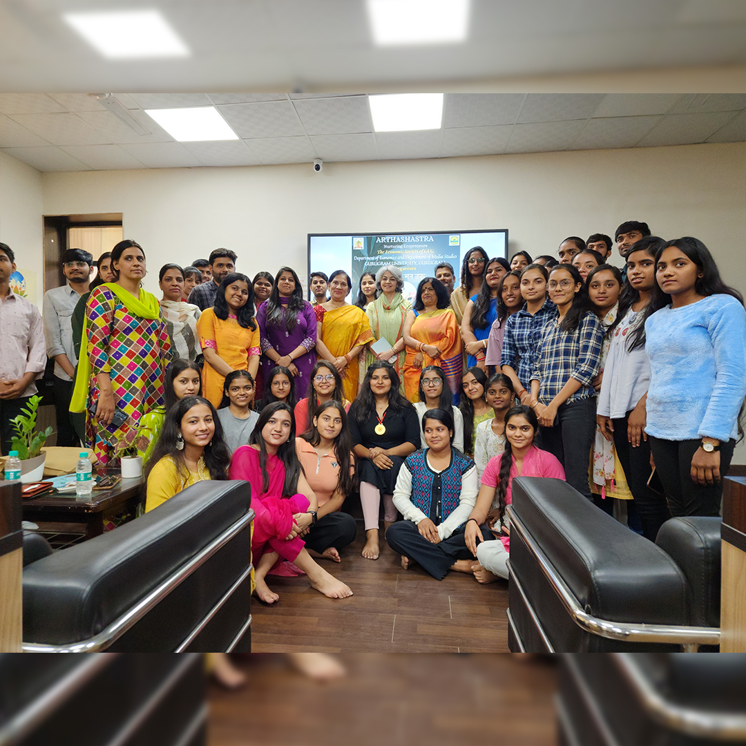 MediaStudiesggu's tweet photo. मीडिया अध्ययन विभाग एवं अर्थशास्त्र विभाग द्वारा काव्य गोष्ठी 'मन से मन तक' का आयोजन। मीडिया अध्ययन विभाग की एनिमेशन लैब 'सृजन' में अयोजित गोष्ठी में आमंत्रित कवियित्री डॉ. बबिता किरण और मीडिया व अर्थशास्त्र विभाग के विद्यार्थियों और अध्यापकों ने काव्य पाठ किया।
@gurugramuniver1 https://t.co/QLUCZ80ATJ