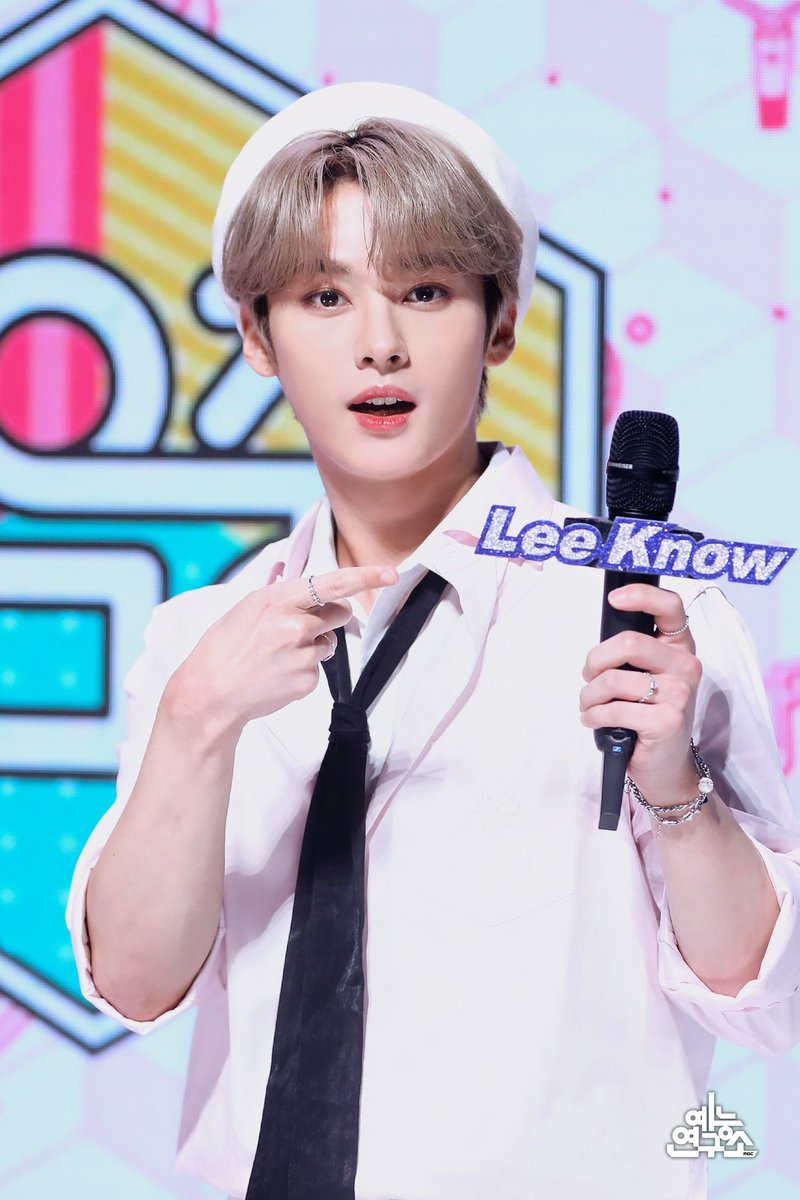skznewsupdates's tweet photo. For all those times you wished to award a trophy to your very own skz THIS MUCORE WIN'S FOR YOU MC HYUNJIN AND MC LEE KNOW https://t.co/WCyyWryFKI