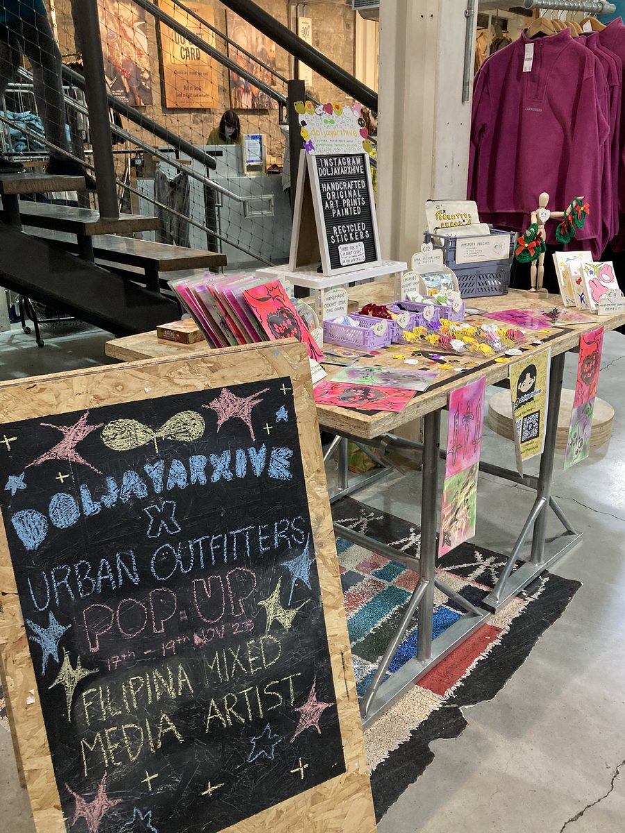 dolgeai's tweet photo. DOLJAYARXHIVE X URBAN OUTFITTERS 🌟🤯

Saturday 18th 10:00-19:00
Sunday 19th 12:00-18:00
Crazy to be selling my work in the temple bar , Dublin branch . Things r selling out fast so be sure to grab some for Xmas gifts 🎁🎄#dublin #urbanoutfitters #artmarket https://t.co/bzDVxB0ZD7