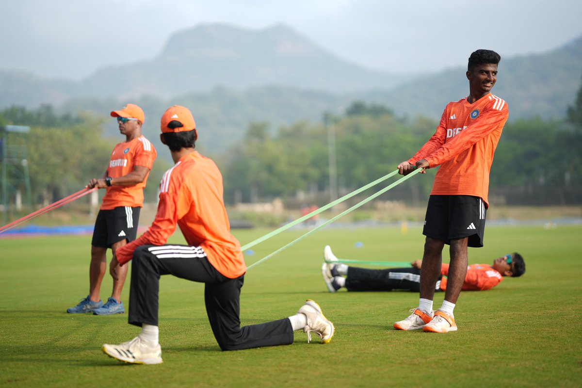 ajratra's tweet photo. What a great run chase of 376 runs by India U-19 A Team ๐๐
Aravelly Avanish 163 runs (93 balls) and Murugan Abhishek 81 runs (62 balls) had a 196 runs (109 balls) 7th wicket partnership to win the game.
#AjayRatra #FieldingCoach #QuadrangularSeries #BCCI https://t.co/I3bOR55i5m