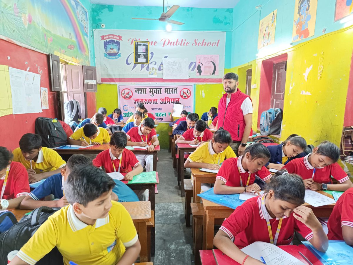 abhiyanngo_org's tweet photo. नयी ज़िंदगी को गले लगाना है, समाज को नशा मुक्त बनाना है।नशा मुक्त जागरुकता अभियान #बलरामपुर 
#NMBA 
#PMOIndia #NashaMuktBharatAbhiyaan #NayaBharatNashaMuktBharat #SayNoToDrugs  #MyGov

@PMOIndia
@narendramodi
@AmitShah
@Drvirendrakum13
@NMBA_MSJE
@MSJEGOI
@UPGovt
@MinistryWCD https://t.co/YMqXYSzidm