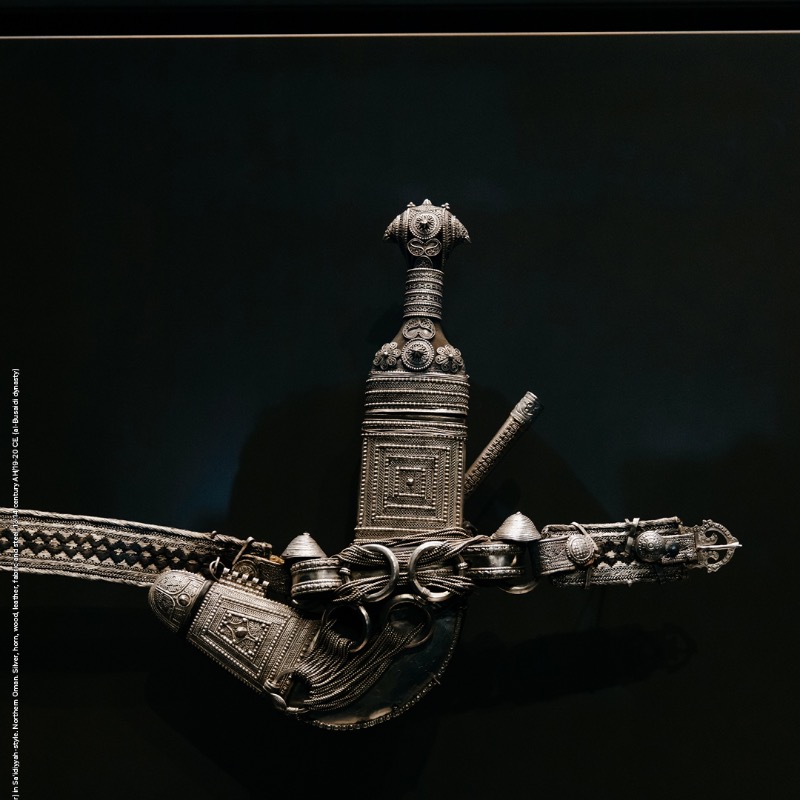 LouvreAbuDhabi's tweet photo. Capturing the essence of the Sultanate of Oman with a glimpse of two artistic wonders "Omani dagger (khanjar) and "Mohammad bin Khamis bin Khalfan bin Ali an-Nazawi inkwell box" from @NM_OMAN on display at our Museum Galleries 🇴🇲
#OmanNationalDay
