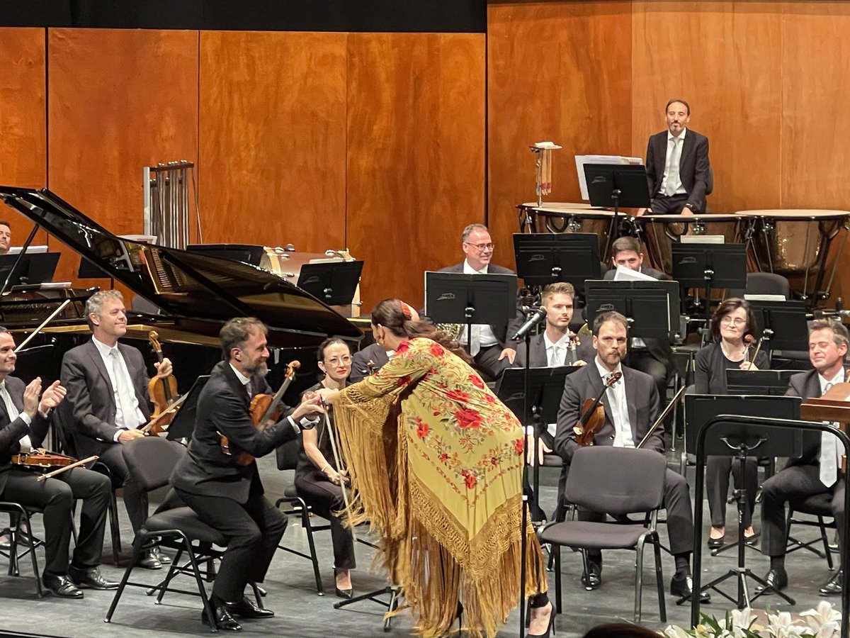 EvaReverte's tweet image. El maestro Roberto Fores dirigía anoche en #Águilas a la @OSRMurcia y a la cantaora @marinaheredial en un nuevo concierto de la temporada de Pro Música Águilas

#AmorBrujo