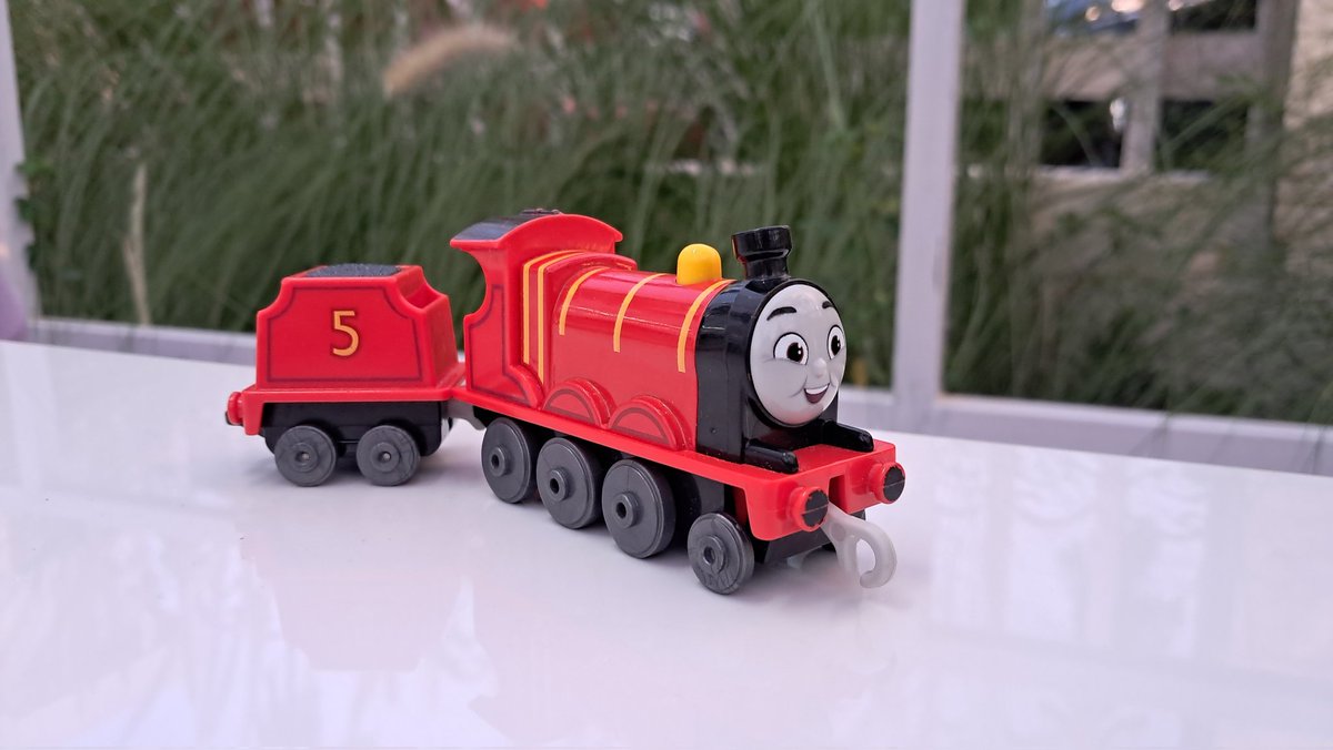potatotrain45's tweet photo. red boi https://t.co/FCYbGfn04m