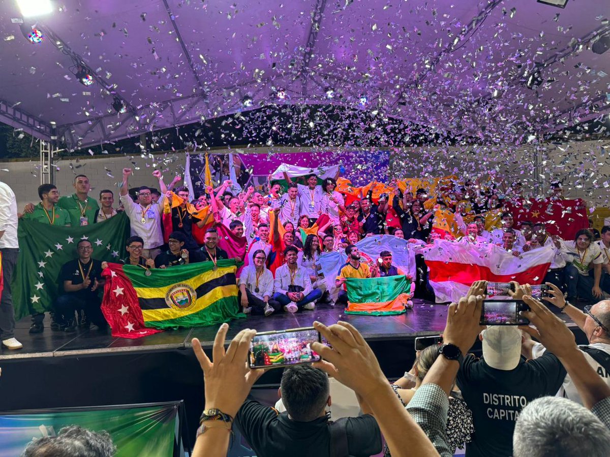 senaensantander's tweet photo. ¡Estamos felices!🎉
La selección #SENASantander brilló✨en la fase 2 de #WorldSkillsColombia🇨🇴. Felicitaciones a nuestros aprendices Kevin Jiménez de la habilidad Control Industrial, así como a Diego Rangel y Darwin Ávila, de la habilidad Robótica Móvil, medallas de plata🥈.👏 https://t.co/DebFmr5VKS