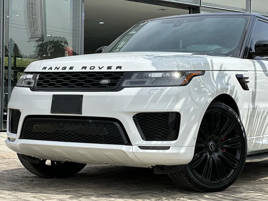 CarplugNg's tweet photo. If you're looking for a truly exceptional SUV, look no further than this Range Rover 2019 Sport with a Supercharged V8!
ELEGANCE AND PERFORMANCE https://t.co/45maoitoU9