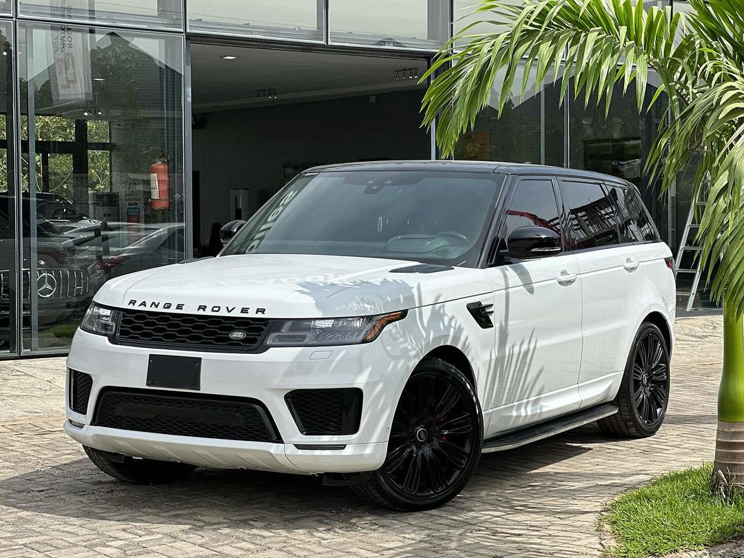 CarplugNg's tweet photo. If you're looking for a truly exceptional SUV, look no further than this Range Rover 2019 Sport with a Supercharged V8!
ELEGANCE AND PERFORMANCE https://t.co/45maoitoU9