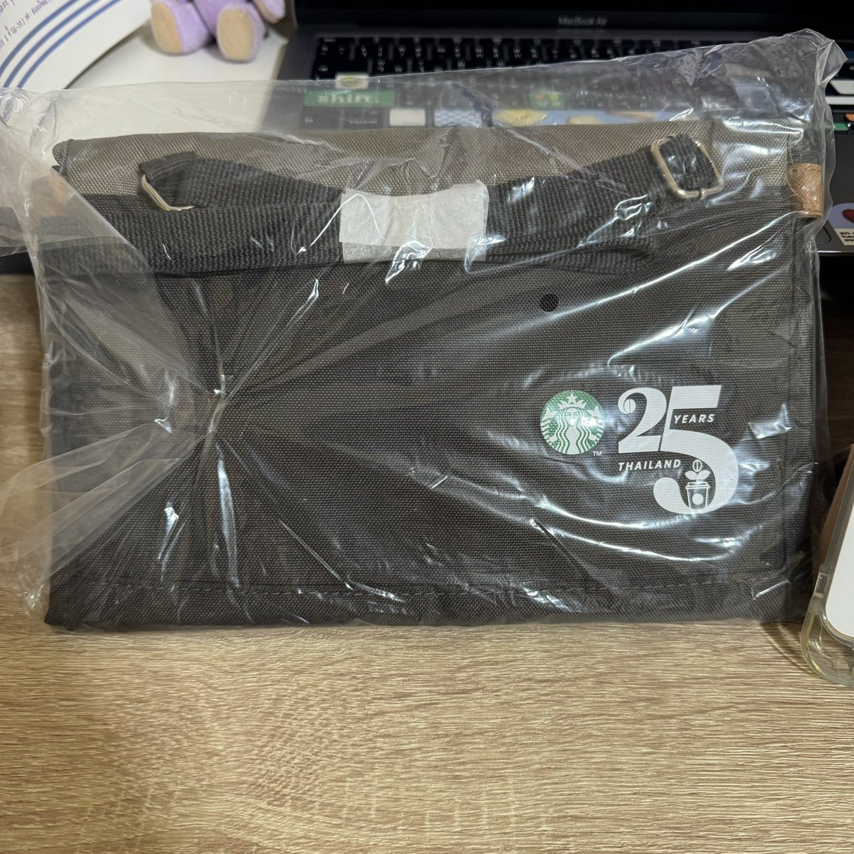 Babybubujh2's tweet photo. ส่งต่อ🤎
กระเป๋า Starbucks Folded Crossbidy Bag ของใหม่ยังไม่แกะ ขนาด 25 x 16.5 ซม. (ขนาดกางออกยาว 25 x 32 ซม.) 
📍250 รวมส่ง สนใจ dm ได้เลยค่า #ส่งต่อกระเป๋า #ส่งต่อกระเป๋ามือสอง #starbucks #สตาร์บัค #กระเป๋าสะพาย #กระเป๋าสะพายมือสอง https://t.co/hFMplXq987