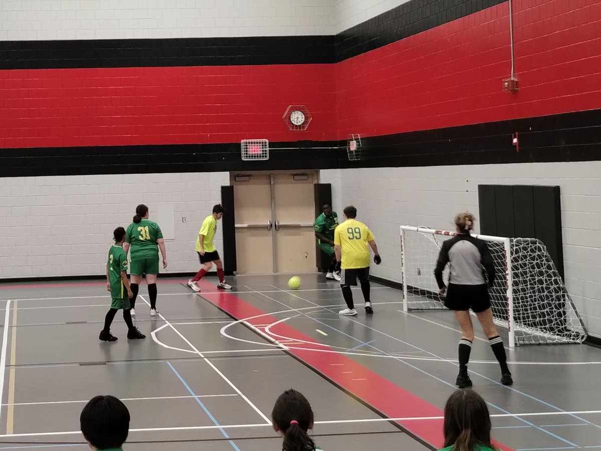 MNAdapted's tweet image. 8:00 CI adapted soccer quarterfinals:
Burnsville/Farmington/Lakeville 9, South Suburban 0
Stillwater/Mahtomedi 9, Park Center 8