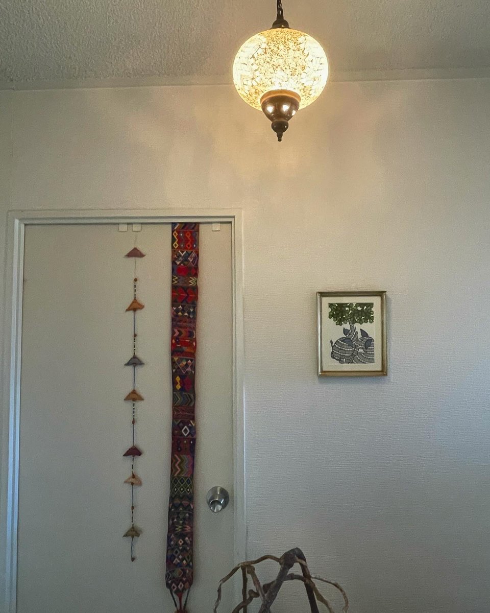 kaorichiba's tweet image. 京都で気に入り家に迎えたゴンドアート『木とゾウ』が届きました〜！
早速我が家で1番好きな場所に。嬉しい！嬉しすぎる！！

#ゴンドアート #gondart #インド #象の目と空間が好き #にやけちゃう 
@touchthegond #ありがとうございます