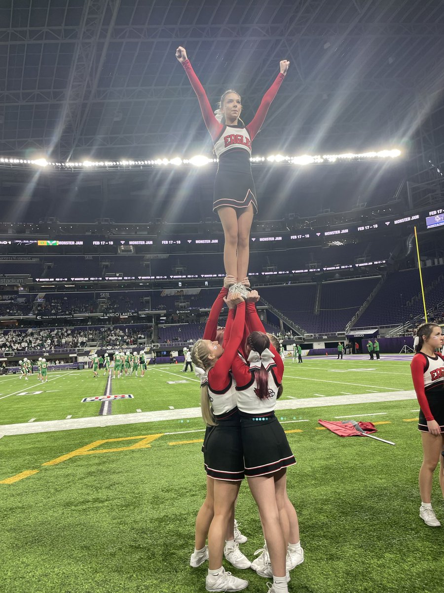 KienitzRachel's tweet photo. Finishing out Day 2 of the MSHSL State Football Semifinals, with a Class AAAAAA matchup of the Edina Hornets and Eden Prairie Eagles!! #cheerloud #cheerproud @MSHSLjohn @MSHSL @edinacheer #edenprairiecheer https://t.co/sujQfFm8lp