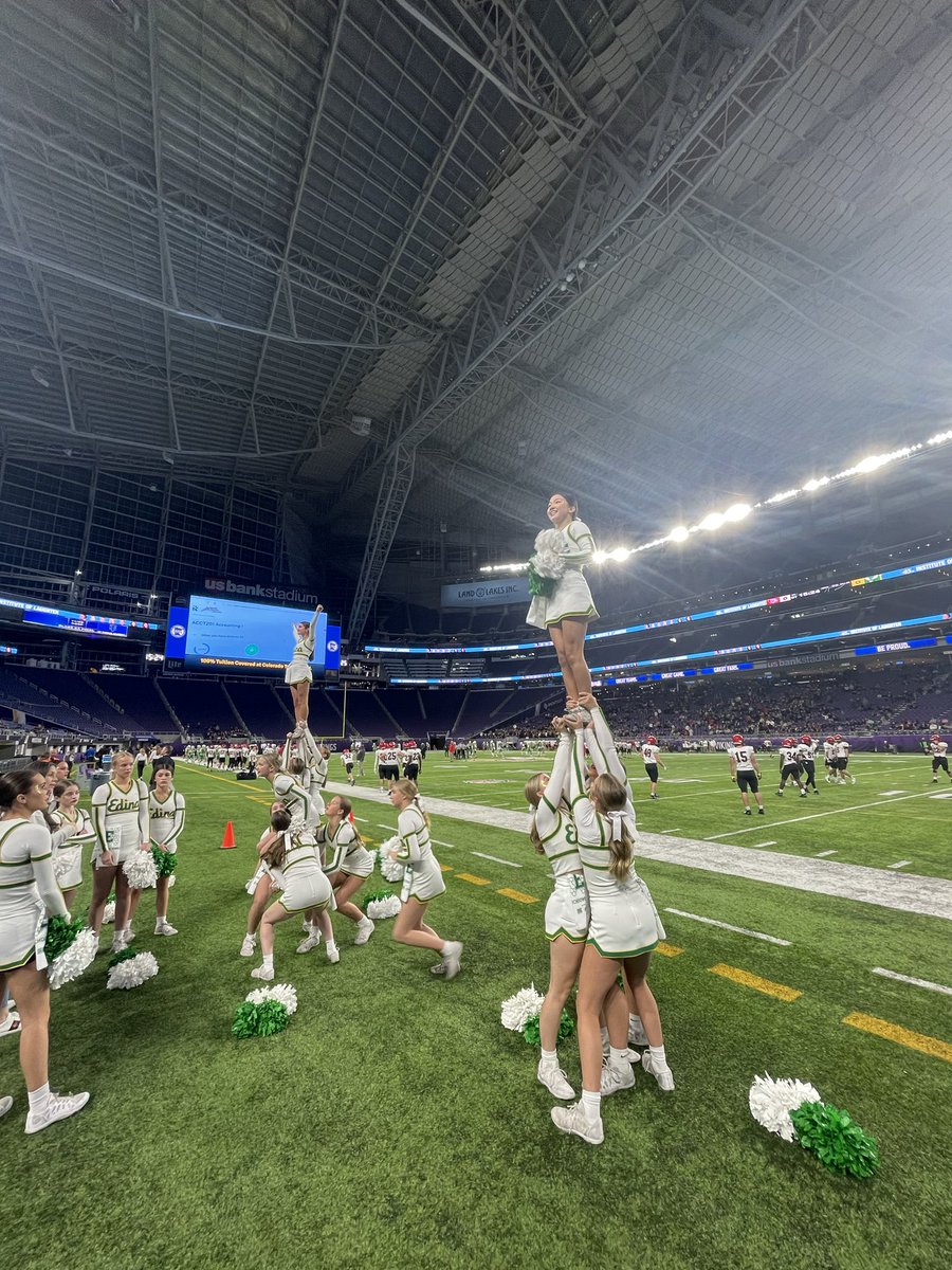 KienitzRachel's tweet photo. Finishing out Day 2 of the MSHSL State Football Semifinals, with a Class AAAAAA matchup of the Edina Hornets and Eden Prairie Eagles!! #cheerloud #cheerproud @MSHSLjohn @MSHSL @edinacheer #edenprairiecheer https://t.co/sujQfFm8lp
