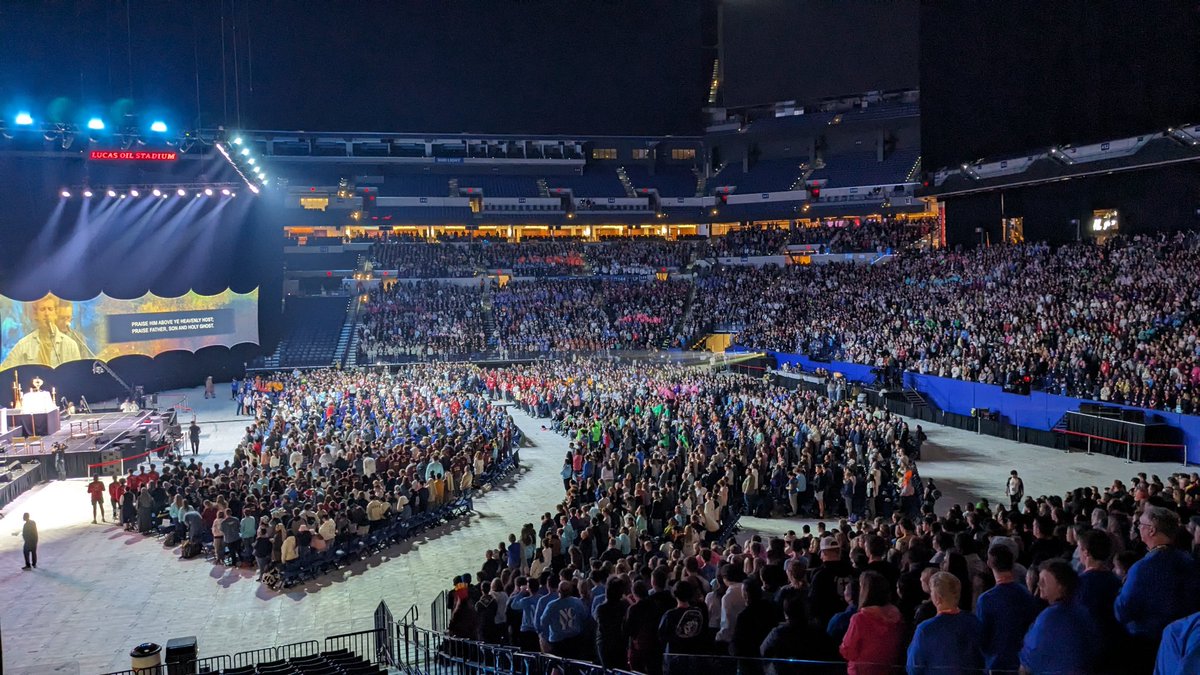 lionofbexley's tweet photo. @Sachinettiyil I was there tonight! Praise God for over 10,000 young Catholics praying with our Lady and Jesus in the Eucharist. https://t.co/vqYEWkvxuY