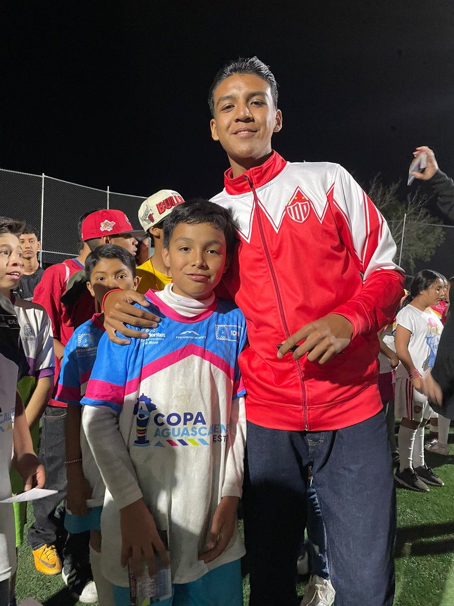 ClubNecaxa's tweet photo. En evento realizado en el fraccionamiento La Ribera al oriente de la ciudad, esta noche asistimos al cuadrangular de la #CopaAguascalientes, el cual contó con la participación de equipos de la rama varonil y femenil de la colonia anfitriona y Paseos de Ags.
#RayosDeLuz ⚡ https://t.co/fddD3jcrNc