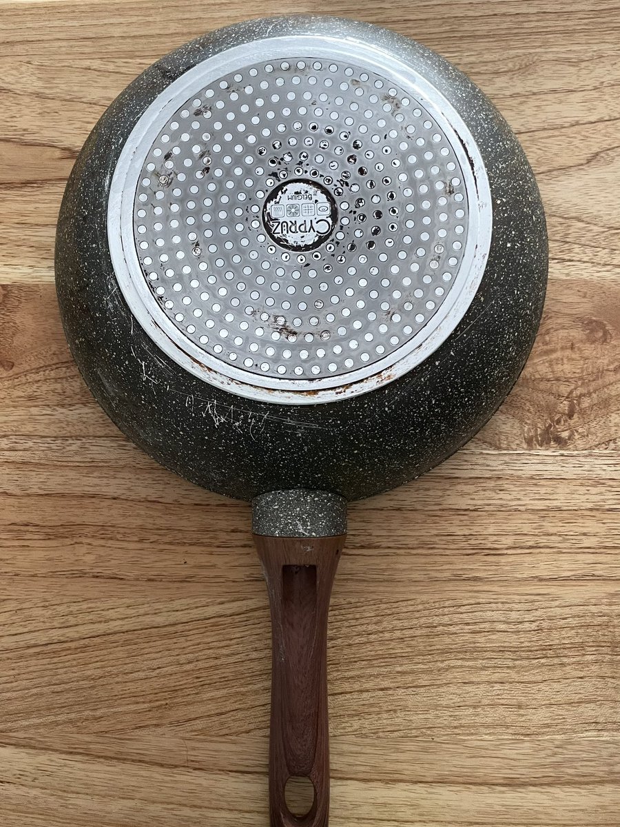 BENTAR...
gue amazed bgt noda kerak di pan gue yg segini banyak dan numpuk bisa ILANG cuma pake 1 product doang???😱

fix semua orang, mahmud, anak kost, si hobby masak, si hobby bebersih mesti tau Loxus Cleaner ini!

from this                                         to this