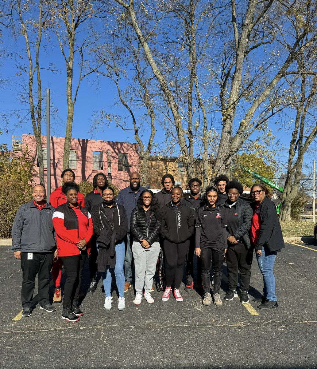 Our TMHS Student Athlete Leadership Team (SALT) visited the House and Bread <a href="/HouseofBread365/">House of Bread</a> and <a href="/CSSMV/">Catholic Social Services of the Miami Valley</a> food pantry this week to help give back to their community! Special thanks to board member elect Aaron Lumpkin for volunteering with the group!