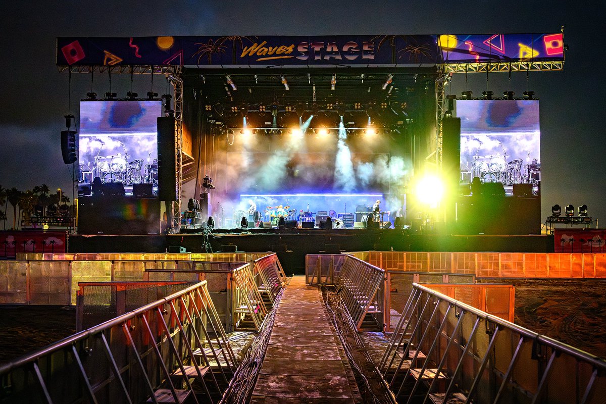 neworder's tweet photo. A Friday night soundcheck on the beach. See you tomorrow @darkerwavesfest.

📸 Warren Jackson #NewOrderLive https://t.co/HqXikeE7Xl