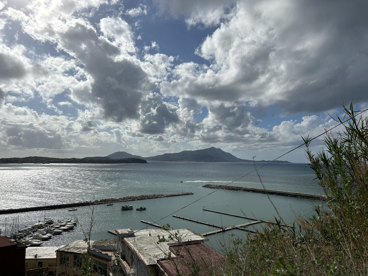 #twitter e tutta la #family hanno migliorato la mia vita facendomi esternare sentimenti, emozioni, sensazioni, cuore ed anima in un momento di massimo innamoramento. A tutti volevo dire che quello stato permane ma necessitavo di richiudermi e tenerlo solo per me!
#Buongiorno