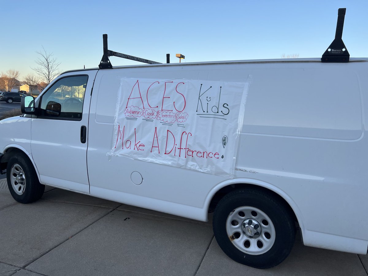 AcesReads's tweet photo. Today our ⁦⁦@115aces⁩ students served their community by delivering 1500lbs of food (over 1600 items) to the Kendall County Food Pantry! Thank you ACES families for helping those in need! So proud! Thank you McCue Builders for helping us haul it! ⁦@eldonado12⁩ https://t.co/P94jJcvWix