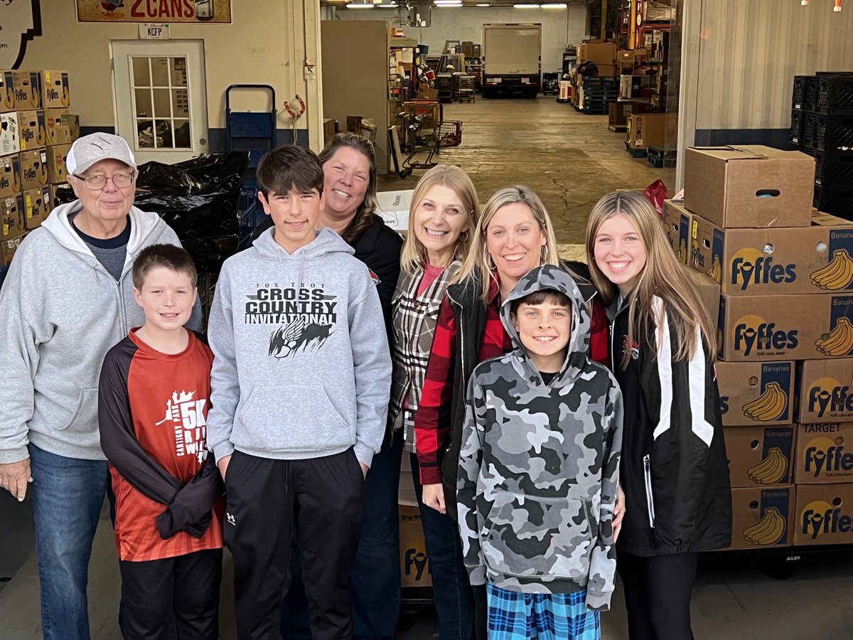 AcesReads's tweet photo. Today our ⁦⁦@115aces⁩ students served their community by delivering 1500lbs of food (over 1600 items) to the Kendall County Food Pantry! Thank you ACES families for helping those in need! So proud! Thank you McCue Builders for helping us haul it! ⁦@eldonado12⁩ https://t.co/P94jJcvWix