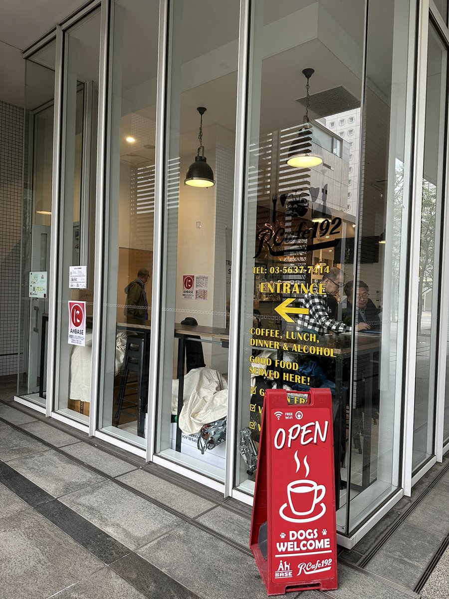 morinkhuur's tweet photo. #両国ランブリングアベニュー
会場の
#AHBASE
に到着。
素敵なカフェです。
わんちゃん用のケーキが可愛い!
15:20〜
モンゴル民謡
・フルハシユミコ(馬頭琴、オルティンドー)
・竹内武(EB、大馬頭琴、voice) https://t.co/jrB0JGWt29