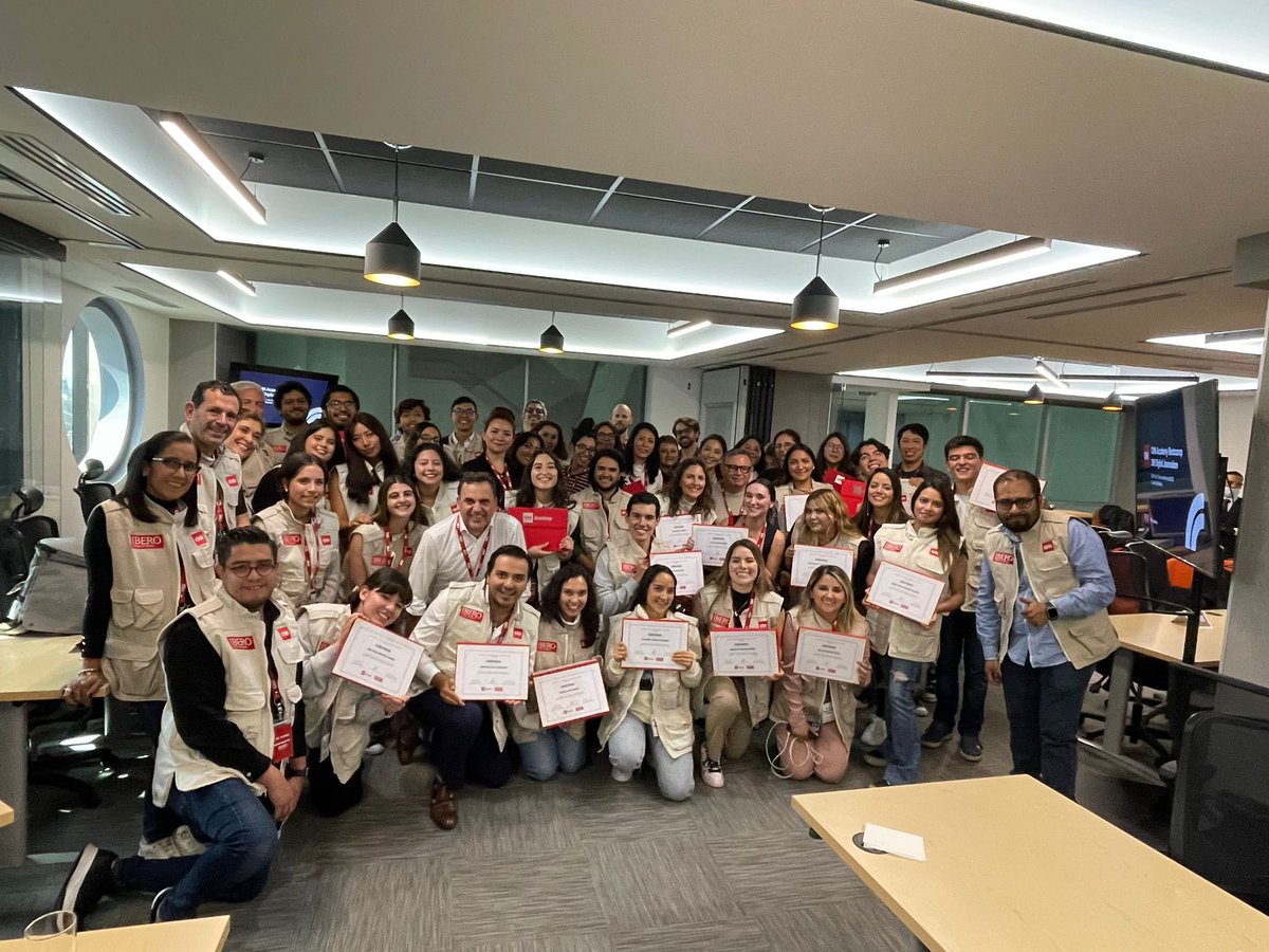 CNNEPrensa's tweet photo. Queremos felicitar a cada uno de los integrantes del primer 360 Digital Journalism Bootcamp de #CNNAcademy y @cnnee de la mano con la @IBERO_mx y la escuela de @comunicacionUIA. ¡Felicidades graduados! https://t.co/X5QNqKPSNY