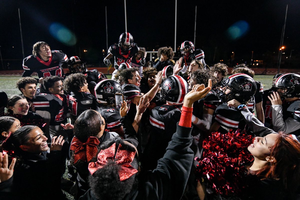PhilStacey_SN's tweet photo. Not sure folks realize how remarkable this Super Bowl run for Salem High is.

They endured some dark days following their 1999 SB win, going 61-163 between 2000 &amp; Fall 2 2021 season  with 4 winless seasons. 

Now they're 2 points shy of a perfect season &amp; headed back to the Bowl. https://t.co/B0qsMqVDYz