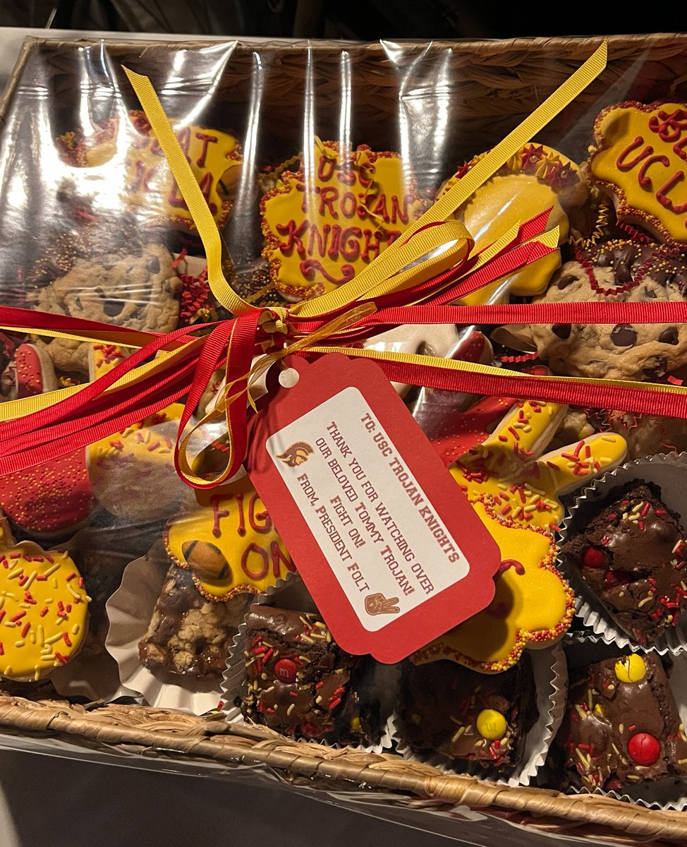 CarolLFolt's tweet photo. No Bruins got near Hecuba and Tommy, thanks to @USC_Helenes &amp; #TrojanKnights. I delivered them some cookies as a reward! #ConquestWeek @usc https://t.co/6FdD4QAkxd