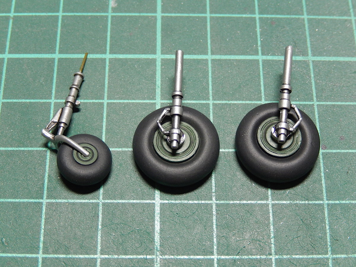 gorimodeler's tweet photo. 脚周りが仕上がりました。
1/72としては異例のタイヤのデカさ！
普段はアクリル筆塗りのところ、ホイールをマスクしてエアブラシでラッカー吹きました。
この段階で、尾翼側に張り線を接着しておきました。
#SAコン
#Amodel
#IL40 https://t.co/XWoDe6pmSW