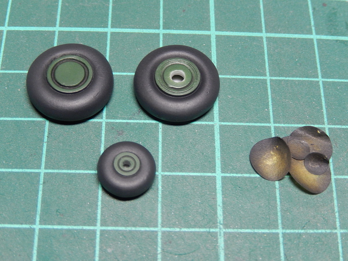 gorimodeler's tweet photo. 脚周りが仕上がりました。
1/72としては異例のタイヤのデカさ！
普段はアクリル筆塗りのところ、ホイールをマスクしてエアブラシでラッカー吹きました。
この段階で、尾翼側に張り線を接着しておきました。
#SAコン
#Amodel
#IL40 https://t.co/XWoDe6pmSW