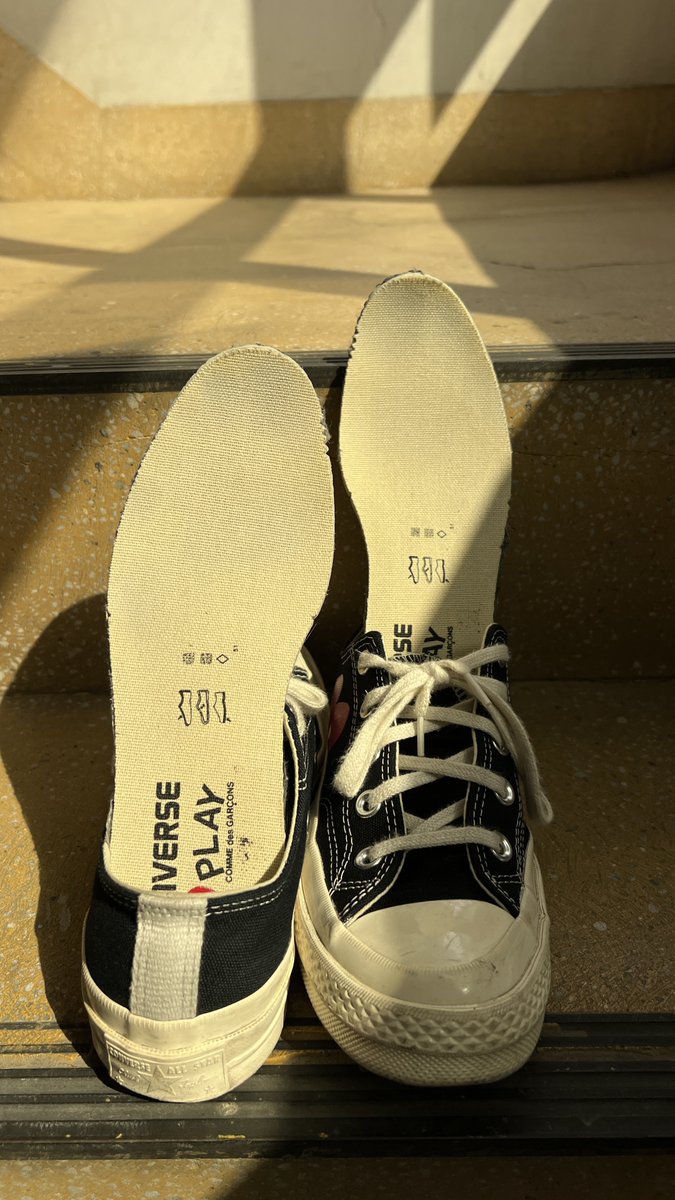 A_wei18's tweet photo. 射鞋50
#converse #川久保玲
騷鞋墊叫我玩當然好～
鞋在陽光照射呈現的樣貌戀愛了❤️
唯美光線襯托凡布鞋魅力，眾多選擇下挑這雙飛機杯果然沒失望。
不臭帶點香聞著就好興奮，拔鞋墊射鞋裡，讓鞋墊慢慢吸收最愛這浪漫又安全的玩法🤣
喜歡❤️按下去
#掃樓 #射鞋 #玩鞋 #打洨 #打胶 #戀鞋癖 #帆布鞋 #舔鞋 https://t.co/FuqdtR0om0