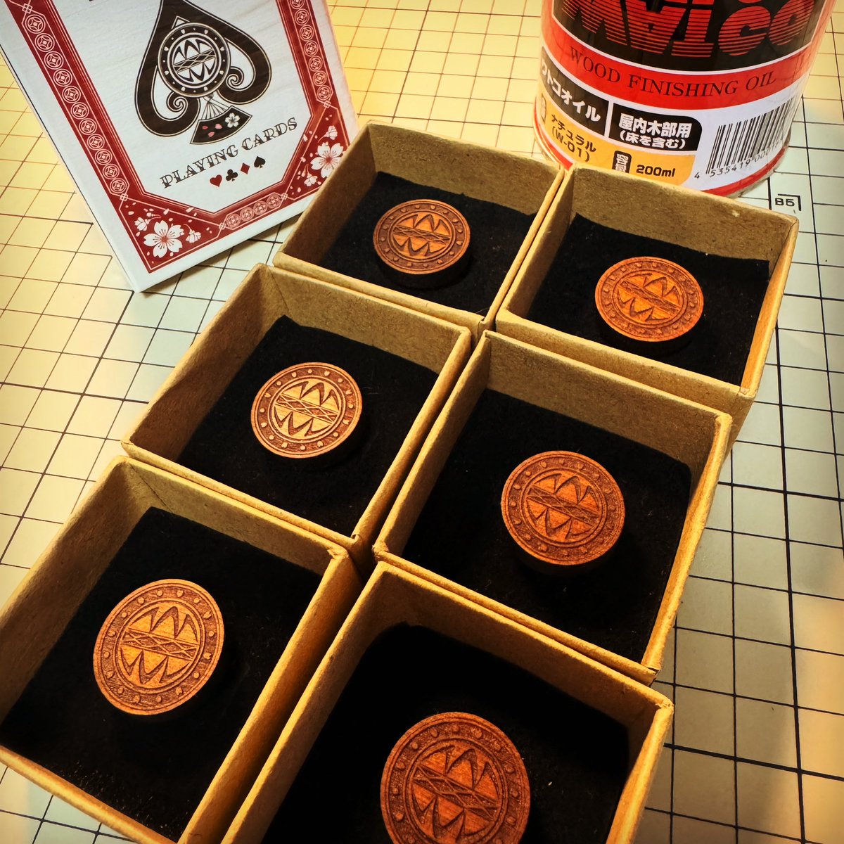 おまけってなんだよという方のために。
①ステッカー　MagSafeの丸に収まります(偶然)
②木製バッジ　いっぱい買ってくれた方へ。ちょっとおしゃれです。
E6社会人奇術問題！？でお待ちしております。
#マジケ2023秋