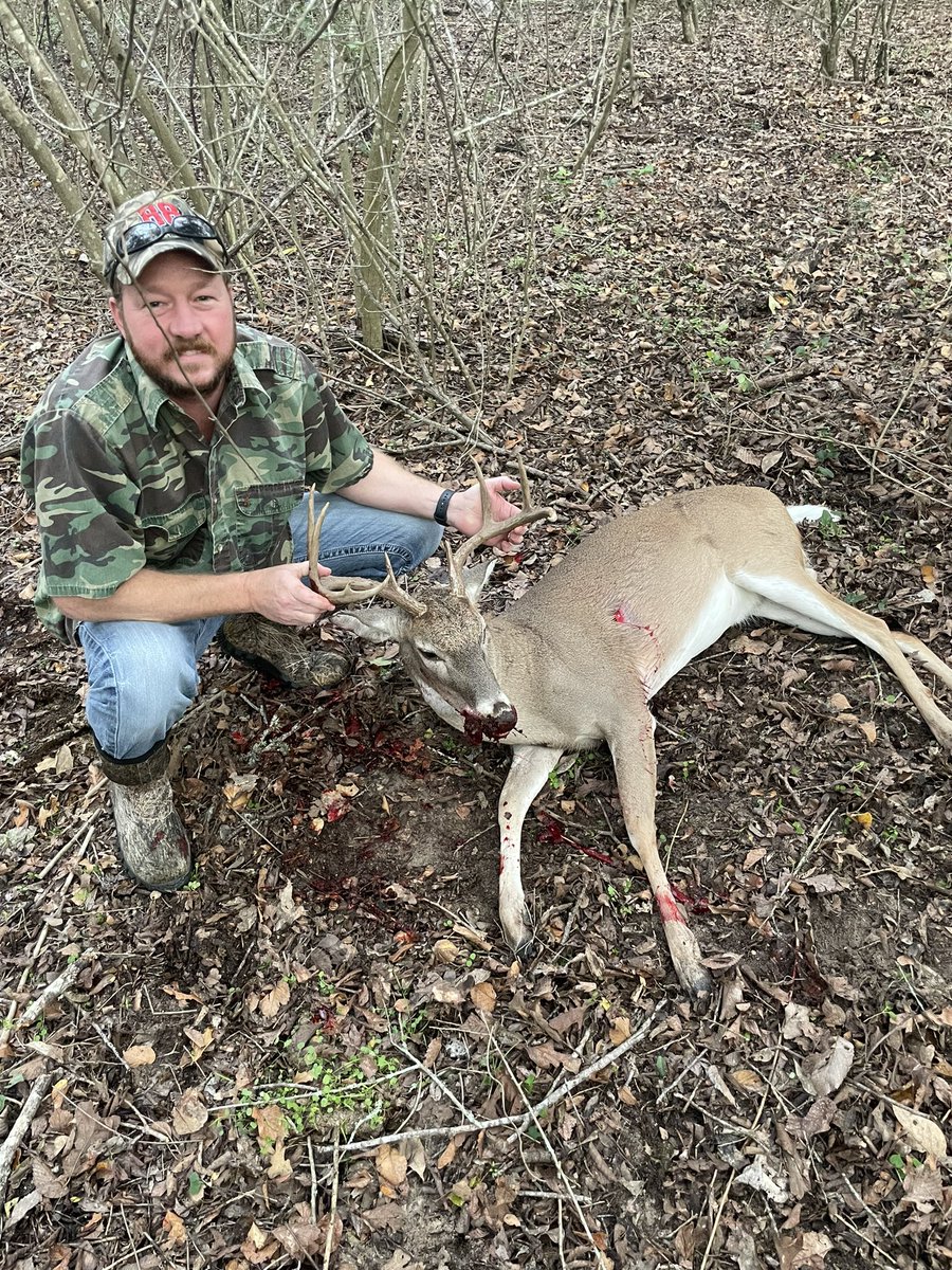 jvonR11's tweet photo. Finally got me one! Been hunting out here 5 years! #9pointer https://t.co/Tp24gd4NHi