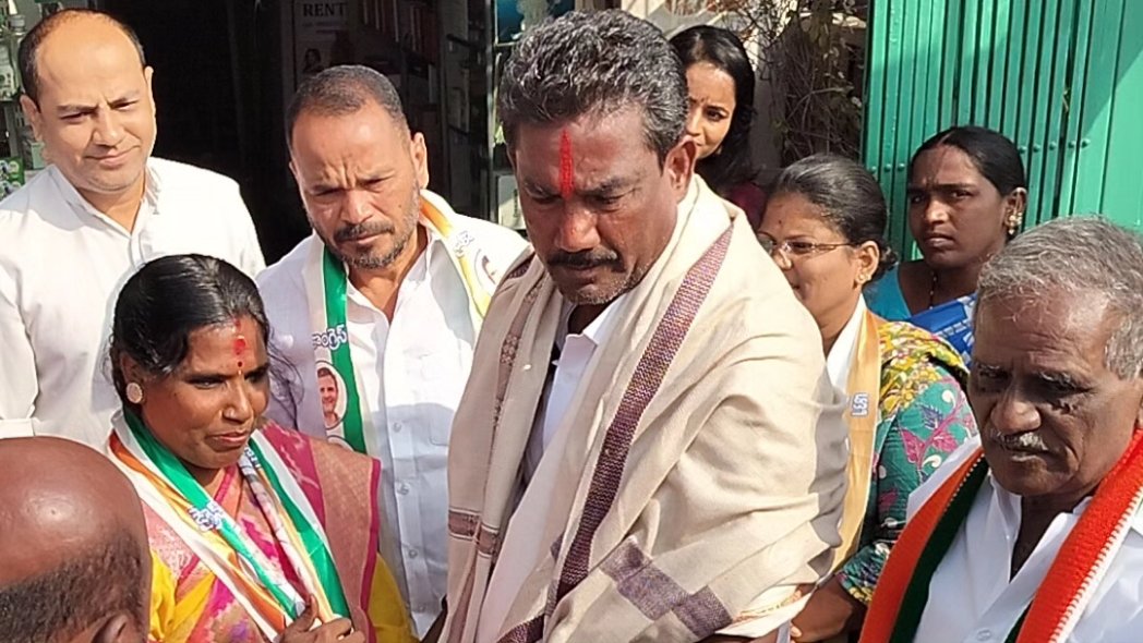 DavidKorani's tweet photo. పెదబడుగు బలహీన వర్గాలకు కాంగ్రెస్ పార్టీ తోనే న్యాయం జరుగుతుంది అని BRS పార్టీ మాజీ వార్డ్ మెంబెర్ జన్సీ రెడ్డి ఈ రోజు రాజేంద్రనగర్ నియోజకవర్గం MLA అభ్యర్థి శ్రీ .నరేందర్ అన్న గారి సమక్షంలో తన అనుచరులతో కాంగ్రెస్ పార్టీ లో కండువా కపుకోవడం జరిగింది.... https://t.co/X42Z5LShz3