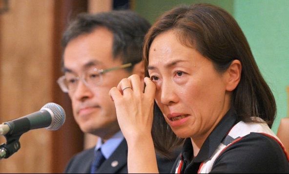 یہ جاپانی نرس جو غزہ کے ہسپتالوں میں رضاکار تھی، جاپان واپسی کے بعد پریس کانفرنس کرتے ہوئے کہا:

غزہ کے لوگوں نے کیا غلط کیا؟ کیا زندگی کا توازن سب کے لیے برابر نہیں ہے؟ یہ دنیا منصفانہ نہیں ہو سکی

ایسا لگتا ہے کہ پوری دنیا ان پر حملہ کر رہی ہے، اور انفرادی طور پر ان کے کوئی