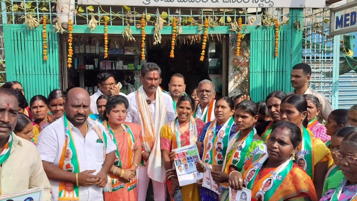 DavidKorani's tweet photo. పెదబడుగు బలహీన వర్గాలకు కాంగ్రెస్ పార్టీ తోనే న్యాయం జరుగుతుంది అని BRS పార్టీ మాజీ వార్డ్ మెంబెర్ జన్సీ రెడ్డి ఈ రోజు రాజేంద్రనగర్ నియోజకవర్గం MLA అభ్యర్థి శ్రీ .నరేందర్ అన్న గారి సమక్షంలో తన అనుచరులతో కాంగ్రెస్ పార్టీ లో కండువా కపుకోవడం జరిగింది.... https://t.co/X42Z5LShz3