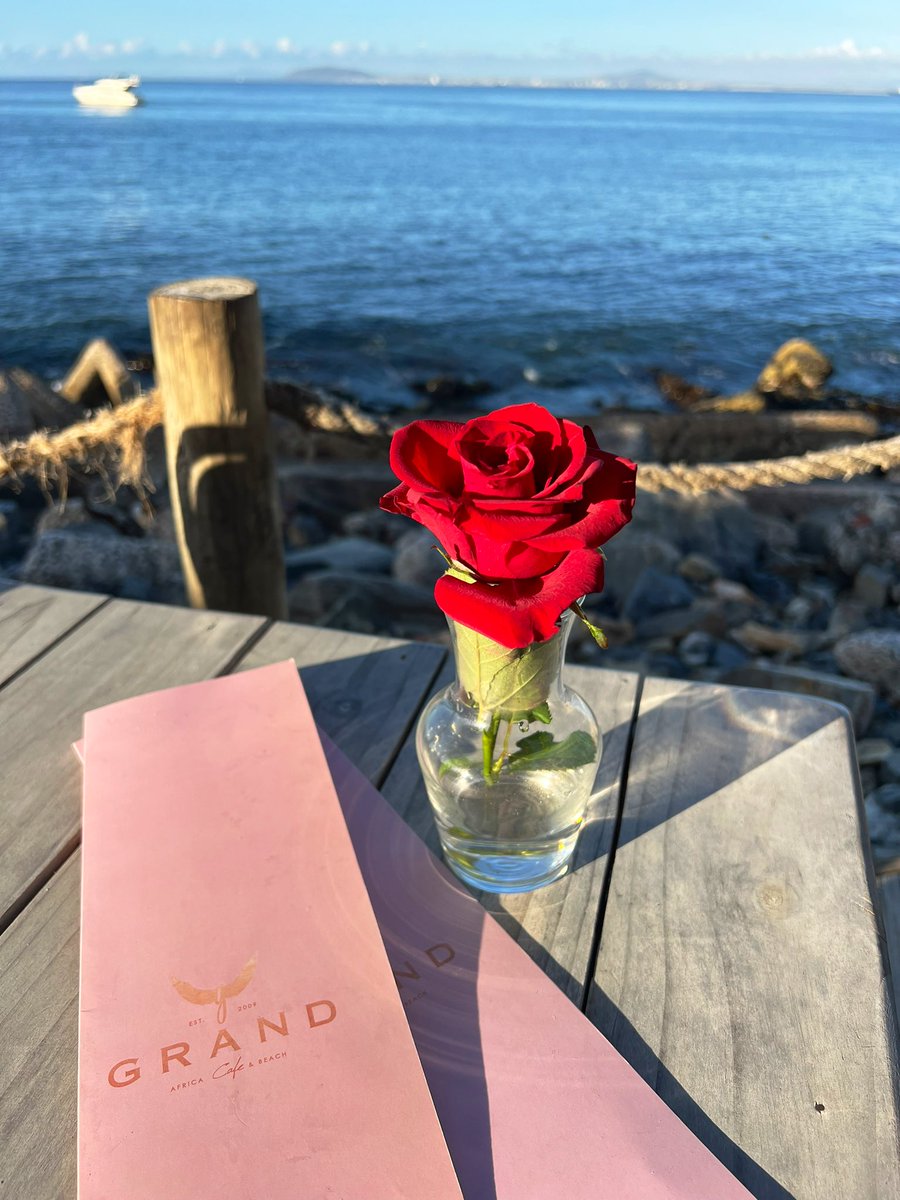 Edelweiss_Delp's tweet photo. Undoubtedly the best seafood pizza is served at The Grand Café &amp;Beach in Granger Bay, V&amp;A Waterfront Cape Town. Sitting at the waters edge with a cocktail in hand admiring the playful dolphins! #GrandAfricaCollection #travel #SouthAfrica #CapeTown #TheGrand #pizza #jackblack #sea https://t.co/FfrDC8JrK9