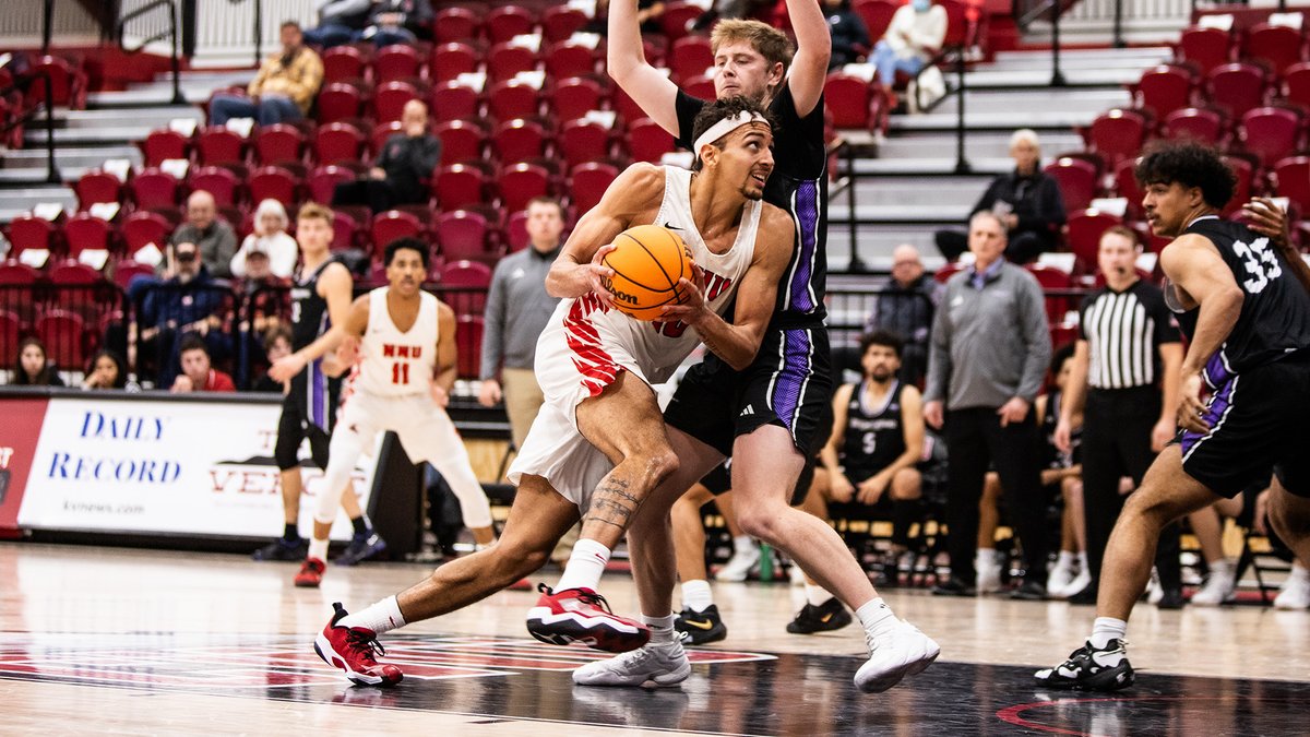 NNU men's basketball dropped a heartbreaker to Westminster on Friday night, with a Griffins' three-pointer going down at the buzzer for a 75-74 final.

nnusports.com/news/2023/11/1…