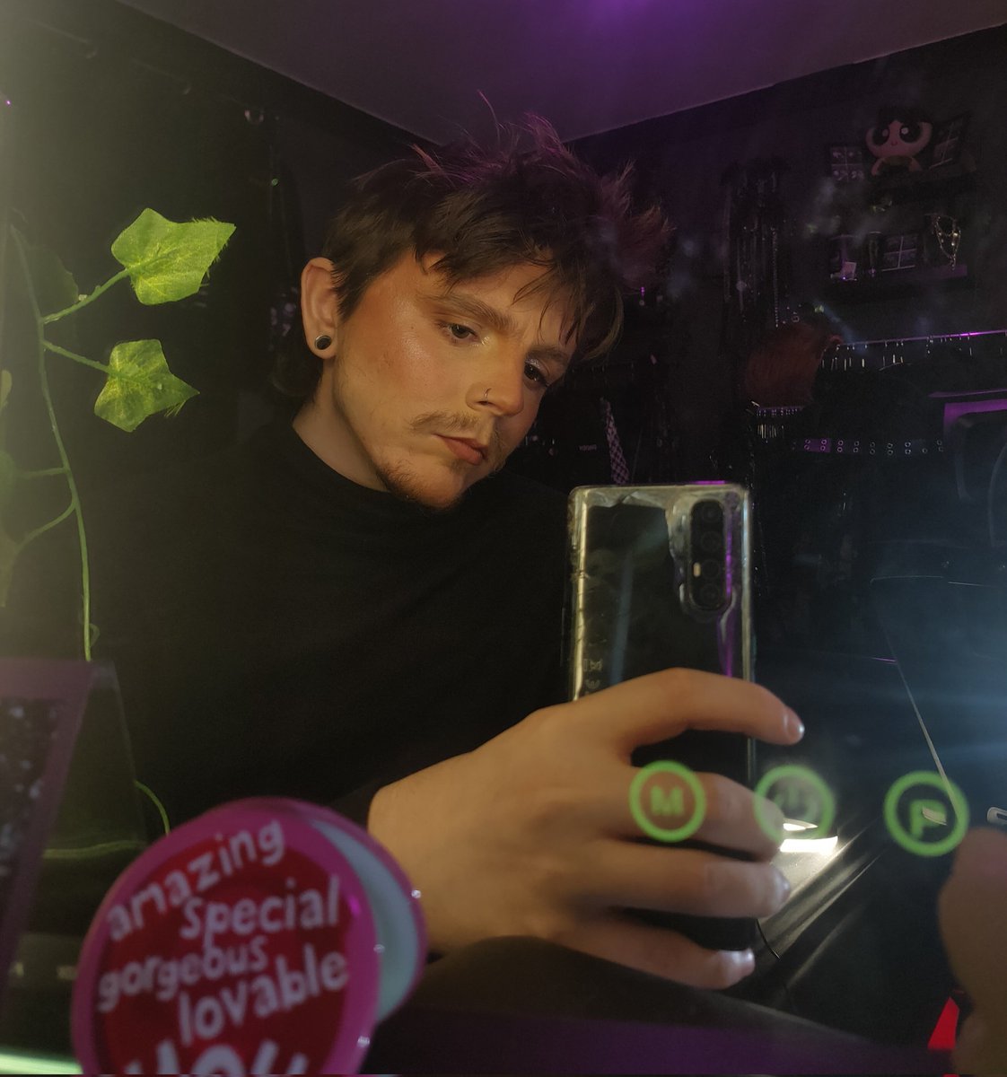 xxiSpacer's tweet photo. *apex sweat let's their gf do their makeup* https://t.co/1HZF5umsXO