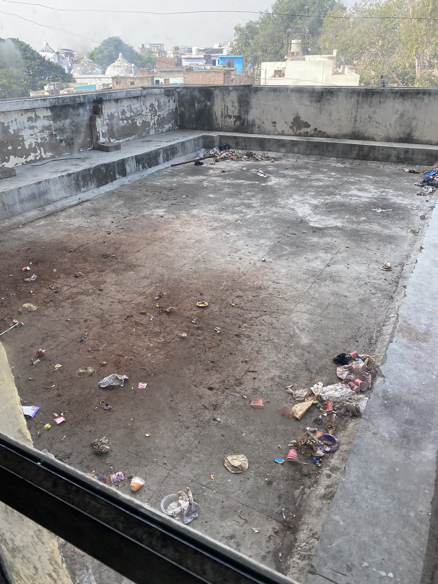 ukumar738gmail's tweet image. Each day there are big promises by @UPGovt but on growing you wont be able to find. This is the condition of Surgery department building of SN medical college Agra. That what me make scary, how we can accept quality health access to everyone? @ArvindKejriwal @myogiadityanath