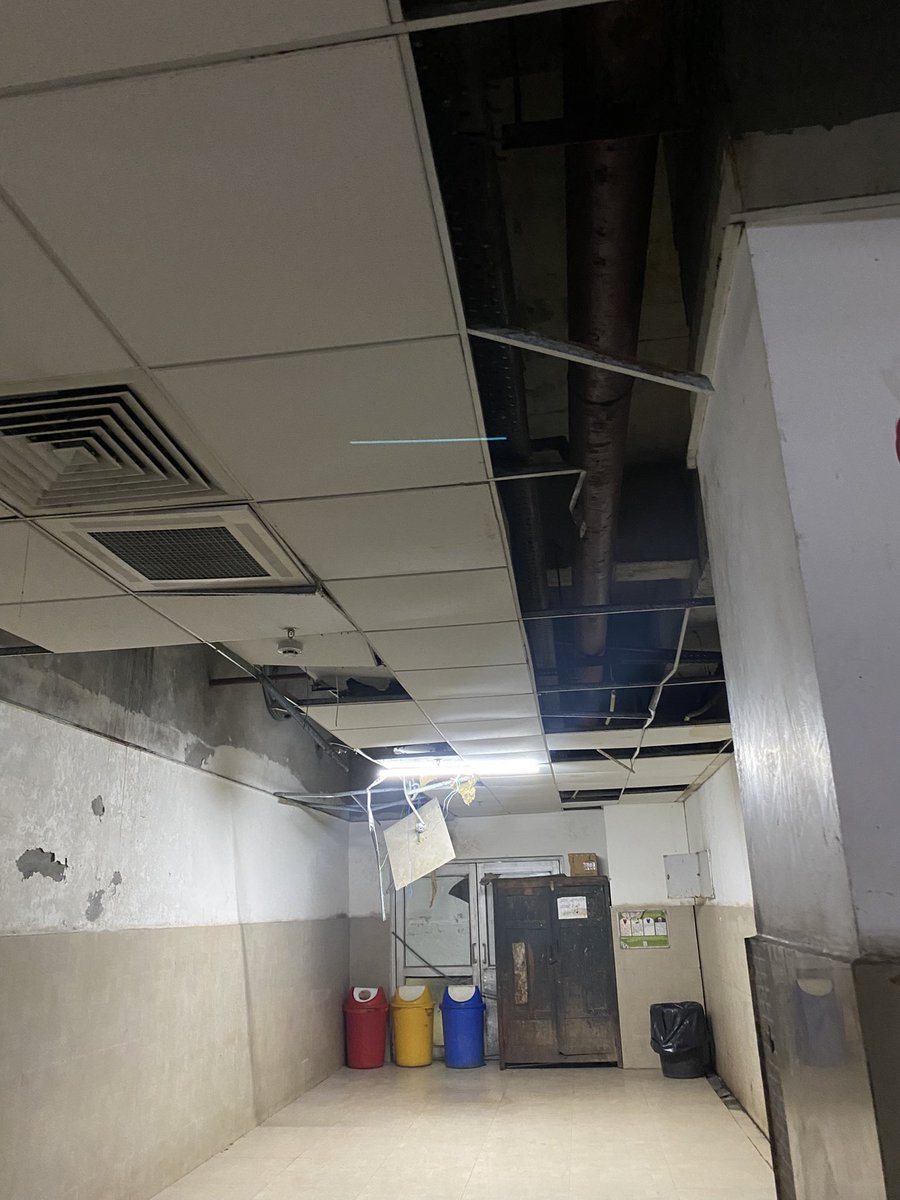 ukumar738gmail's tweet image. Each day there are big promises by @UPGovt but on growing you wont be able to find. This is the condition of Surgery department building of SN medical college Agra. That what me make scary, how we can accept quality health access to everyone? @ArvindKejriwal @myogiadityanath