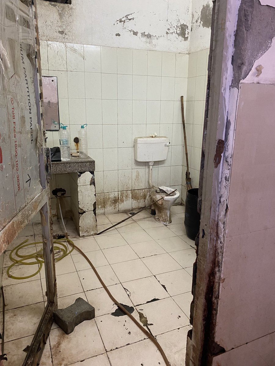 ukumar738gmail's tweet image. Each day there are big promises by @UPGovt but on growing you wont be able to find. This is the condition of Surgery department building of SN medical college Agra. That what me make scary, how we can accept quality health access to everyone? @ArvindKejriwal @myogiadityanath