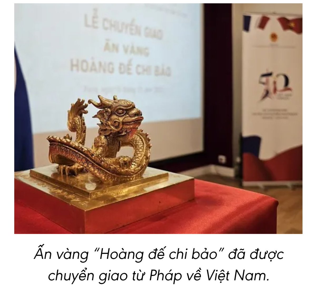 longka95's tweet photo. Cuối cùng bọn thực dân đã trả lại ấn vàng cho dân tộc ta. Toẹt vời. https://t.co/hiztiFLchH